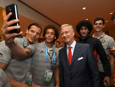 Raja Belgia, Philippe (tengah) ber"selfie" ria bersama pemain timnas berjuluk The Rode Duivels, Brasil, (23/6/14). (REUTERS/Benoit Doppagne)