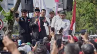 Gubernur Sumut, Edy Rahmayadi, menanggapi aspirasi ratusan pendemo dari atas mobil pikap (Istimewa)