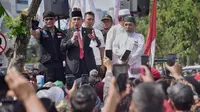 Gubernur Sumut, Edy Rahmayadi, menanggapi aspirasi ratusan pendemo dari atas mobil pikap (Istimewa)