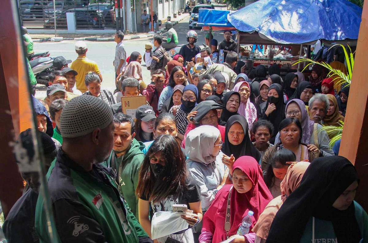 FOTO: Warga Antre Memadati Kantor Pos untuk Mengambil BLT Kesra 2025