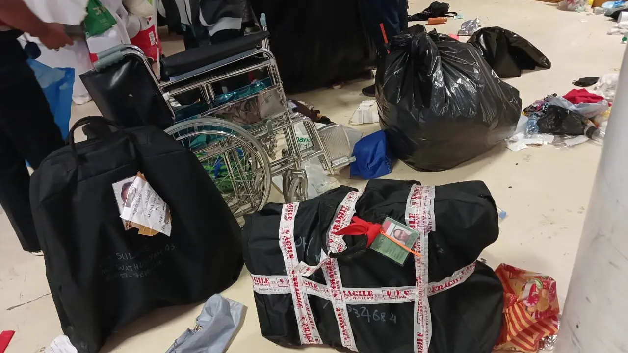 Barang bawaan jemaah haji Indonesia berserakan di Plaza B2 Terminal Haji Bandara Internasional King Abdul Aziz, Jeddah. Mereka terpaksa meninggalkan barang bawaannya karena melebihi kapasitas yang telah ditentukan. (FOTO; MCH PPIH ARAB SAUDI 2023)
