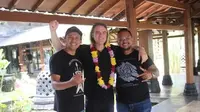 Pemai bass Megadeth, Dave Ellefson (tengah) diapit Anas Syahrul Alimi, CEO Rajawali Indonesia Communication (kanan) dan Project Director Jogjarockarta, Bakkar Wibowo. (Facebok/Anas Syahrul Alimi)
