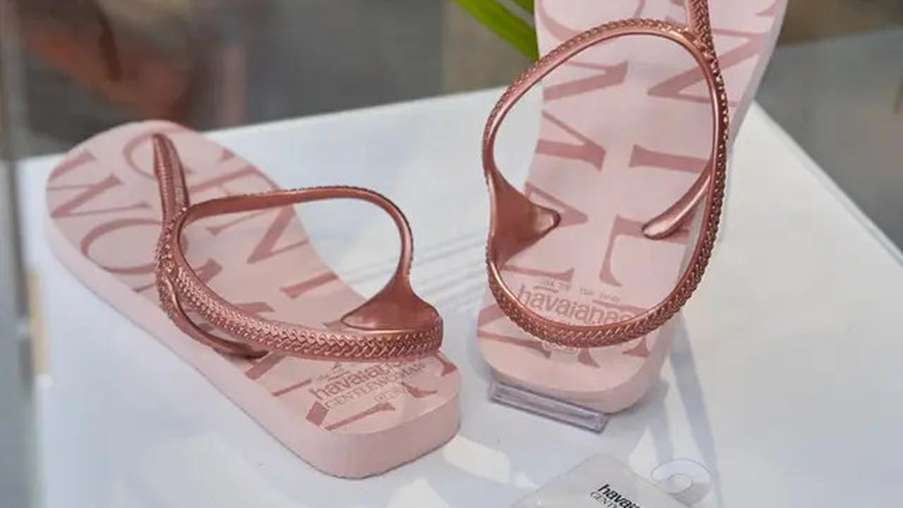 Beda Gaya Pantai ala Amanda Rawless dan Nia Ramadhani dengan Sandal Rp700 Ribu-an dari Havaianas x GENTLEWOMAN