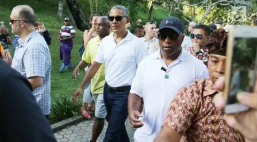 Mantan Presiden Amerika Serikat Barack Obama bersama keluarga dan rombongannya mengunjungi Pura Tirta Empul, Tampaksiring, Gianyar, Bali, Selasa (27/6). (Liputan6.com/Immanuel Antonius)