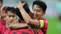 Selebrasi pemain Korea Selatan, Eom Ji-sung dan Son Heung-min, dalam pertandingan persahabatan internasional antara Korea Selatan dan Paraguay di Stadion Piala Dunia Seoul, Seoul, Korea Selatan, Selasa, 14 Oktober 2025. (AP Photo/Lee Jin-man)