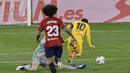 Penyerang Barcelona, Lionel Messi berusaha melewati kiper Osasuna, Sergio Herrera pada pertandingan lanjutan La Liga Spanyol di stadion El Sadar di Pamplona, Spanyol, Minggu (7/3/2021). Dengan kemenangan ini, Barcelona mengantongi 56 poin dari 26 pertandingan. (AP Photo/Alvaro Barrientos)