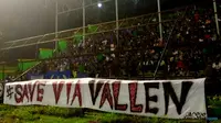 Spanduk #save via vallen yang terpasang di Stadion Teladan, Kota Medan, saat PSMS menjamu Persib Bandung. (Istimewa/JawaPos.com)