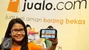 Pengunjung saat memperlihatkan situs Juolo.com saat konferensi pers di Jakarta, Senin (25/1). Chaim Fetter menargetkan bakal mengalahkan OLX Indonesia dalam waktu 18 bulan dari sekarang. (Liputan6.com/Immanuel Antonius)