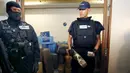 Sejumlah petugas di depan ruang penyimpanan ganja yang disita, Paris, Perancis, Senin (18/10/2015). Dalam dua tahun terakhir Perancis mengalami peningkatan peredaran obat - obatan terlarang. (REUTERS/Jacky Naegelen)