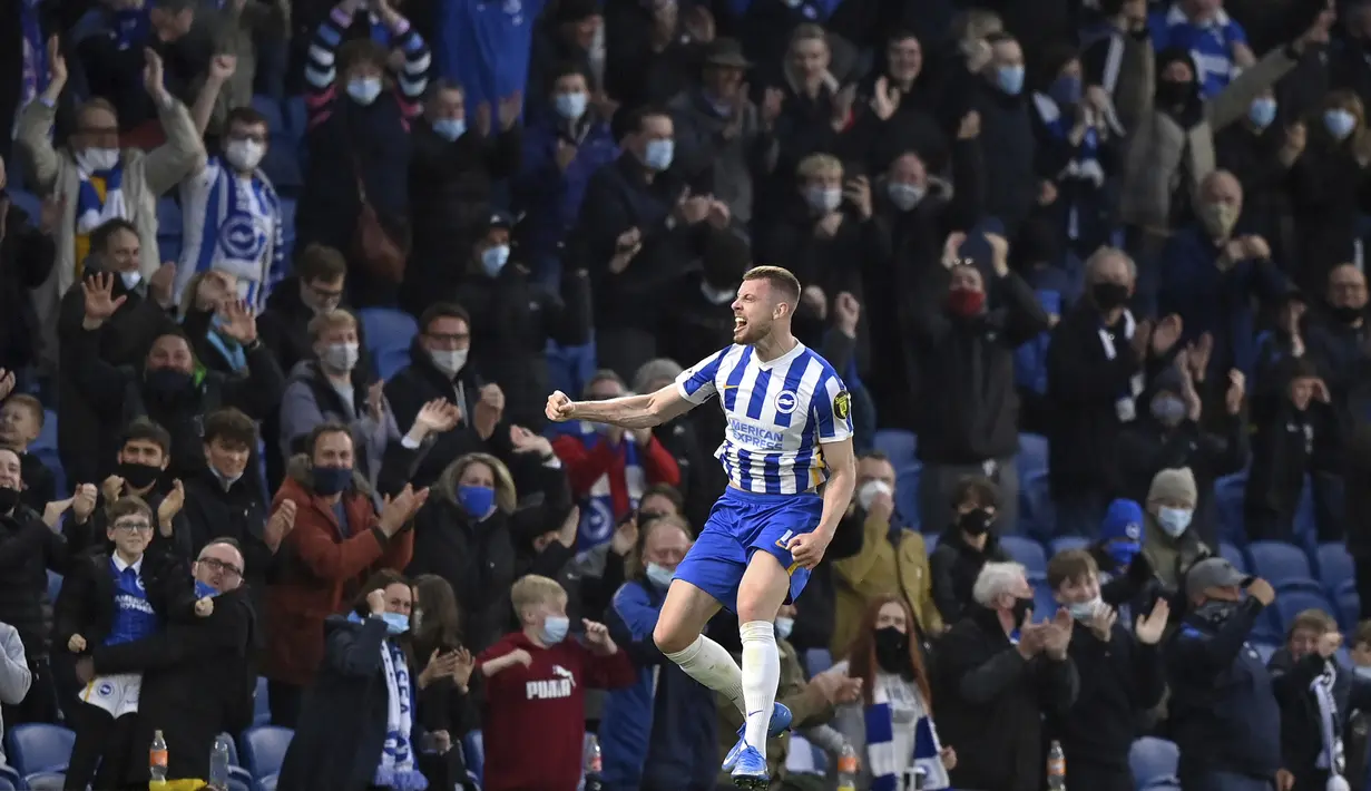 Bek Brighton and Hove Albion, Adam Webster merayakan gol yang dicetaknya ke gawang Manchester City pada pekan 37 Liga Inggris di Amex Stadium, Rabu (19/5/2021) dinihari. Man City yang sudah dipastikan menjuarai Liga Inggris kalah dramatis saat dijamu Brighton, 2-3. (Justin Setterfield, Pool via AP)