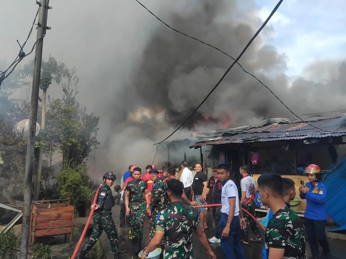 FOTO: Prajurit TNI AL Bantu Pemadaman Kebakaran Permukiman di Manado