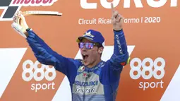 Pembalap Suzuki, Joan Mir, melakukan selebrasi usai menjuarai balapan MotoGP Eropa di Sirkuit Ricardo Tormo, Valencia, Minggu (8/11/2020). Joan Mir finis pertama dengan catatan waktu 41 menit 37,297 detik. (AP/Alberto Saiz)