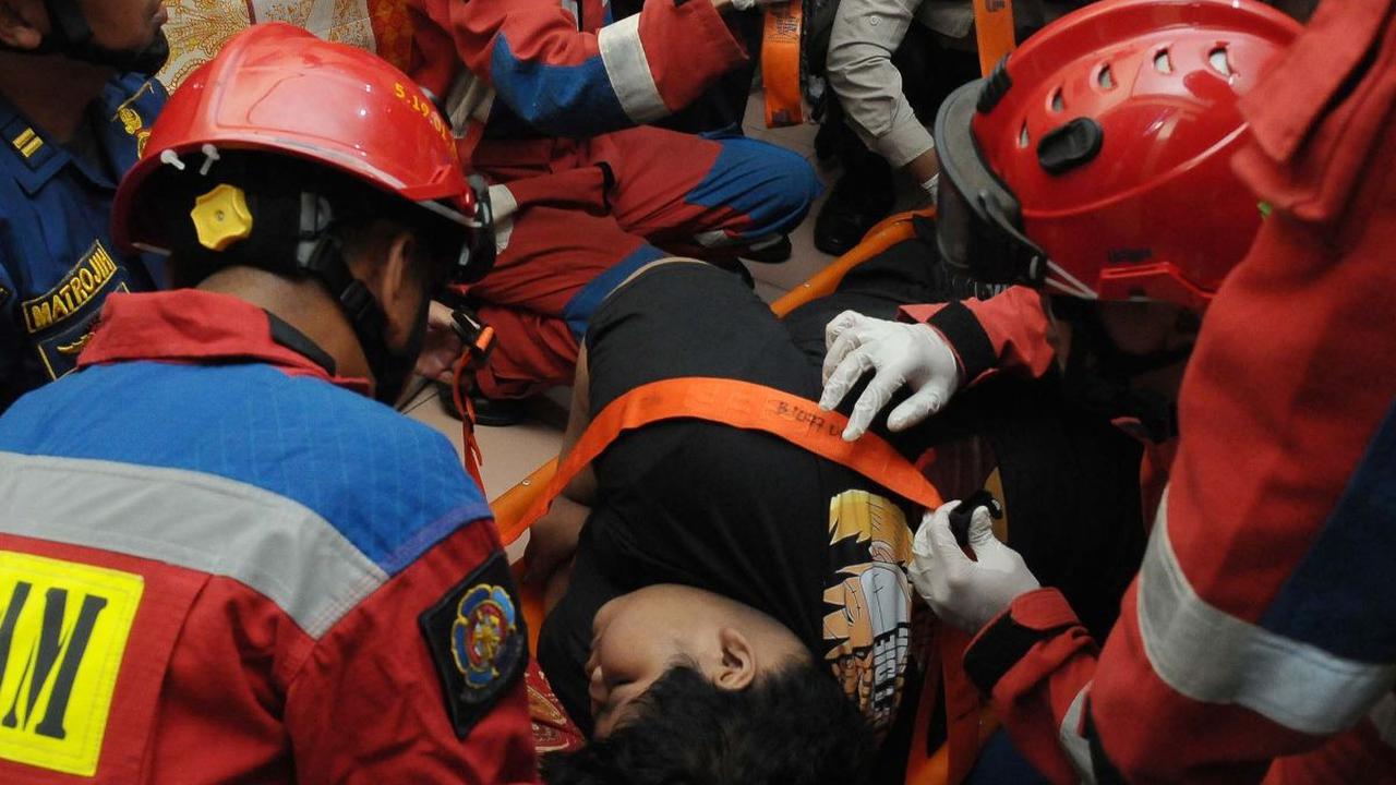 Petugas gabungan saat berjibaku melakukan evakuasi terhadap pemuda bernama Ahmad Juwanto yang memiliki berat badan di atas normal (obesitas) di Jakarta Timur, Kamis (6/7/2023).