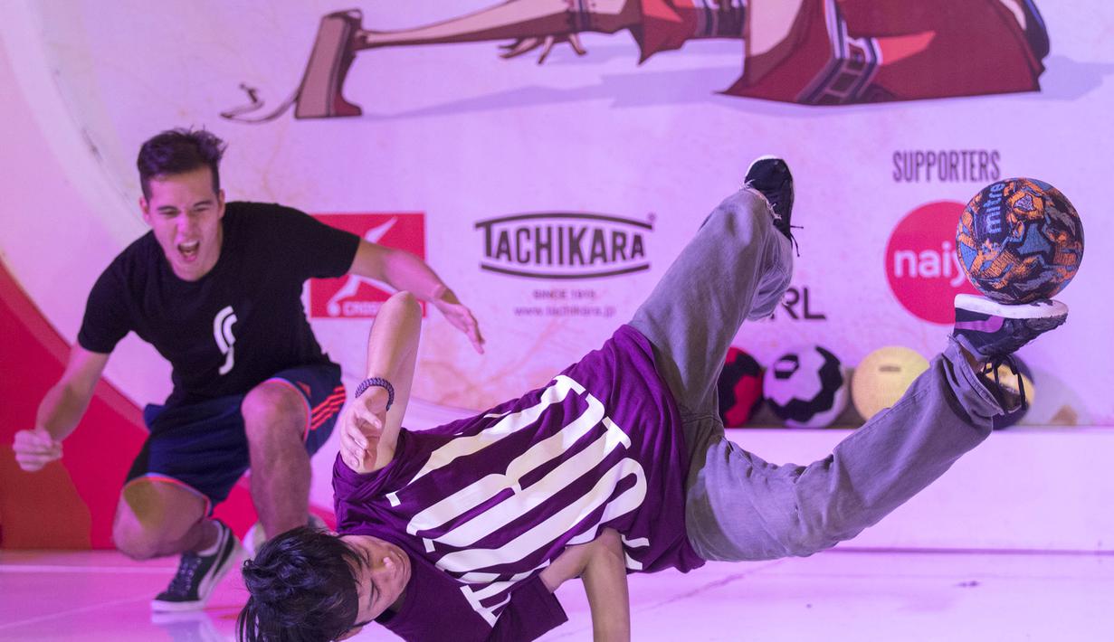 Freestyler Jepang, Sitz, berhasil menjadi juara tiga pada Asian Freestyle Football Championship 2015 di Pluit Mall, Jakarta, Minggu (15/11/2015). (Bola.com/Vitalis Yogi Trisna)