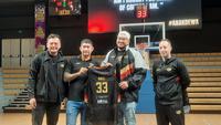 Momen perkenalan Arki Dikania Wisnu saat gabung Dewa United Basketball. (Bola.com)