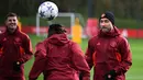 (Kiri-Kanan) Pemain Manchester United Mason Mount, aron Wan-Bissaka dan Christian Eriksen menghadiri sesi latihan menjelang pertandingan Liga Champions, di Carrington Training Complex, Selasa (7/11/2023). (Paul ELLIS / AFP)