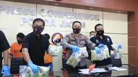 Direktorat Reserse Narkoba Polda Jatim menangkap tiga pengedar sabu seberat 8,4 kilogram (kg). (Foto: Liputan6.com/Dian Kurniawan)