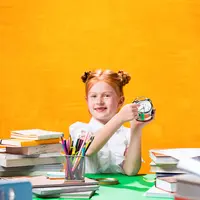 Belajar dan melakukan hobi perlu diseimbangkan, untuk itu orangtua perlu mengajarkan kepada si kecil bagaimana cara manajemen waktu yang baik. (Foto: Freepik/master1305)