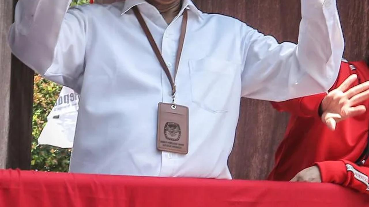 Cerita Baju Putih Mahfud MD: Lima Tahun Dititipkan ke Ibu, Sekarang Dipakai