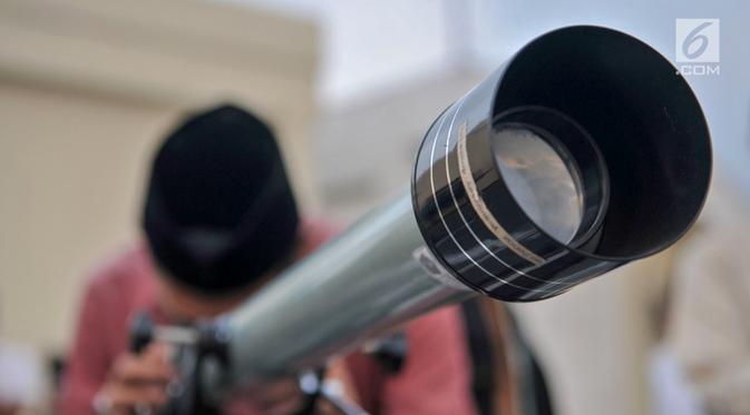 Tim hisab rukyat Kanwil Kemenag DKI Jakarta memantau hilal 1 Ramadan 1440 H menggunakan teleskop dari atap Gedung Kanwil Kemenag DKI Jakarta, Minggu (5/5/2019). Pemantauan hilal dilakukan di 102 titik Rukyatul Hilal dari 34 provinsi di Indonesia denga motode rukyat. (merdeka.com/Iqbal S Nugroho)