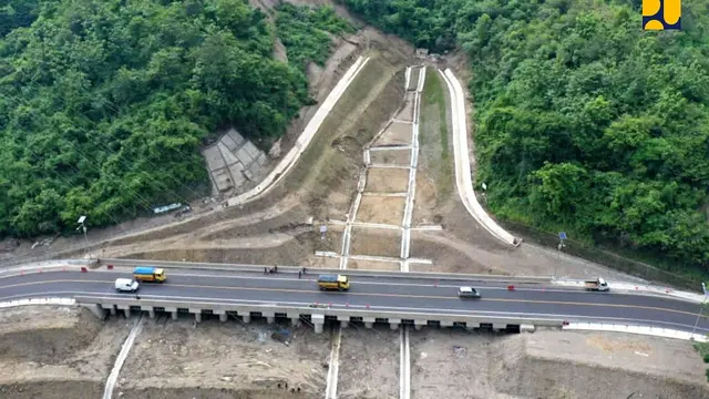 Dalam mendukung kelancaran arus lalu lintas dan kenyamanan pengguna jalan saat mudik Lebaran 2023, Kementerian PUPR menyiapkan beberapa upaya untuk kesiapan jalan nasional di Pulau Jawa maupun luar Jawa. (Dok Kementerian PUPR)