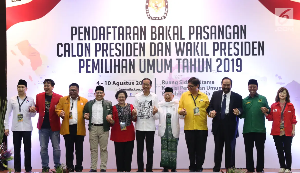 Pasangan bakal Calon Presiden dan Wakil Presiden, Joko Widodo (Jokowi) dan Ma'ruf Amin (kelima kiri) berfoto bersama para Ketua Umum partai koalisi saat melakukan pendaftaran di Gedung KPU, Jakarta, Jumat (10/8). (Liputan6.com/Helmi Fithriansyah)