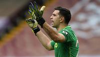 Emiliano Martinez. Kiper asal Argentina berusia 28 tahun yang memperkuat Aston Villa ini sukses membuat 133 saves dalam 36 penampilannya musim ini. Kiper buangan Arsenal ini seakan ingin membuktikan ketangguhannya kepada mantan klubnya yang telah keliru menyia-nyiakannya. (AFP/Tim Keeton/Pool)