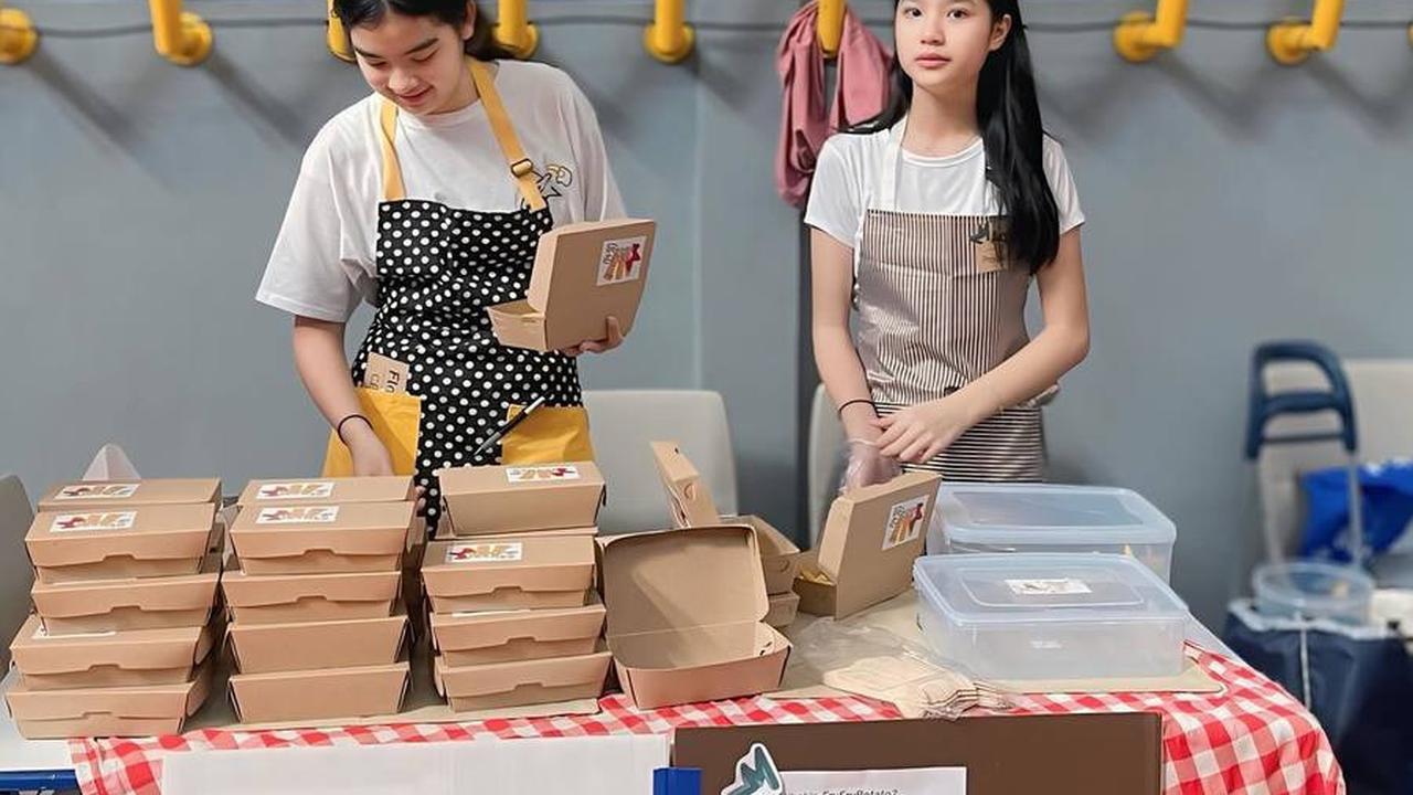 Tidak hanya sendiri, Aqila menjalankan tugas ini bersama teman-temannya.