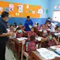 Pembagian masker di sekolah-sekolah usai paparan kabut asap di Kota Palembang Sumsel (Liputan6.com / Nefri Inge)