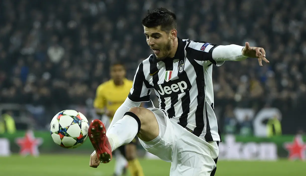 Penyerang Juventus, Alvaro Morata mengontrol bola saat bertanding melawan Borussia Dortmund pada leg pertama babak 16 besar Liga Champions  di stadion Juventus di Turin pada 24 Februari 2015. Morata pernah memperkuat Juventus dari tahun 2014 sampai 2016. (AFP/Olivier Morin)