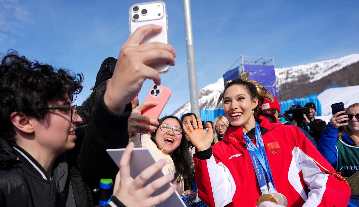 Kini, ia kembali tampil mengagumkan dengan menyabet satu emas di nomor halfpipe dan dua medali perak pada nomor Slopestyle dan Big Air. (AP Photo/Julia Demaree Nikhinson)