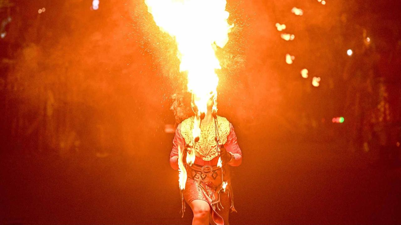 FOTO: Surabaya Vaganza 2026 Hadirkan Parade Lampu  dan Atraksi Penari Api