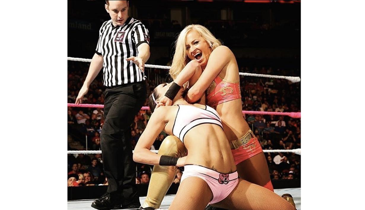 Aksi Summer Rae diatas ring saat menaklukan lawannya. (Bola.com/Instagram/daniellemoinet)