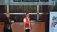 Dirut PT Aquamarin Divindo Inspection Yunus Nafik bersiap menjalani pemeriksaan di KPK, Jakarta, Jumat (8/9). Yunus diperiksa terkait penanganan perkara perdata tentang wanprestasi antara PT EJFS sebagai penggugat dan PT ADI. (Liputan6.com/Helmi Afandi)