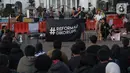 Aktivis saat melakukan Aksi Kamisan ke-604 di depan Istana Merdeka, Jakarta, Kamis (3/9/2019). Aksi Kamisan ke-604 mendesak pemerintah menuntaskan beragam kasus pelanggaran HAM masa lalu, selain itu mereka juga berdiskusi tentang #reformasidikorupsi. (Liputan6.com/Helmi Fithriansyah)