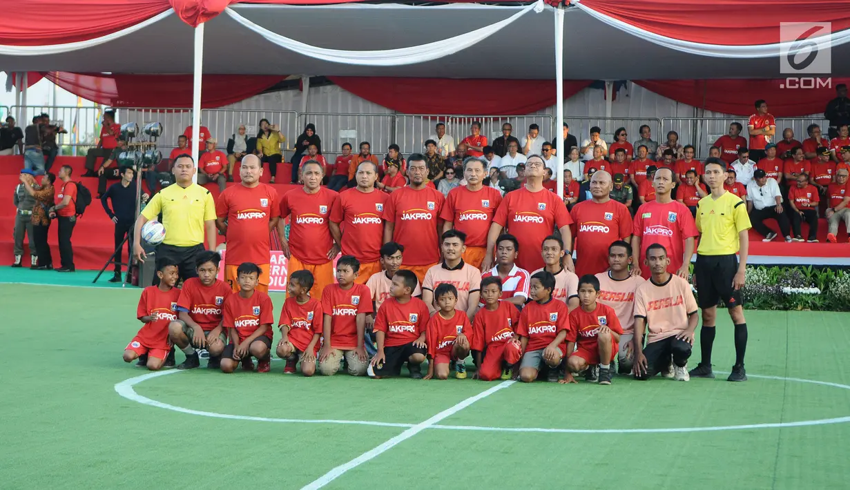 Gubernur DKI Jakarta Anies Baswedan foto bersama sebelum bermain bola dalam Kick Off Pembangunan Jakarta International Stadium di Jakarta, Kamis (14/3). (Liputan6.com/Herman Zakharia)