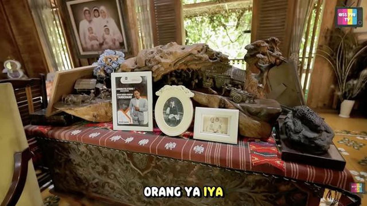 7 Potret Ruang Tamu Rumah Irfan Hakim, Gaya Joglo yang Homey