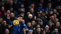 Gelandang Chelsea asal Inggris bernomor punggung 19, Jadon Sancho, mengontrol bola selama pertandingan Liga Primer Inggris antara Chelsea dan Bournemouth di Stamford Bridge di London pada tanggal 14 Januari 2025. (JUSTIN TALLIS/AFP)