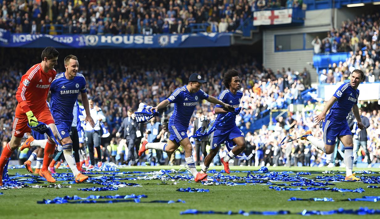 Penggawa Chelsea merayakan keberhasilan menjuarai Liga Premier Inggris musim ini, setelah terakhir kali direngkuh pada musim 2009/2010. (Reuters/Dylan Martinez)