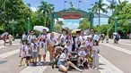 Tampak Ananda Omesh dan para anggota Podkesmas tengah berada di Disneyland Hong Kong. Sebelum masuk ke area wahana permainan, mereka berfoto bersama di depan pintu masuk. Suasana pun ramai dan kompak karena para istri dan anak mengenakan kaus putih yang sama. (Liputan6.com/IG/@podkesmas)