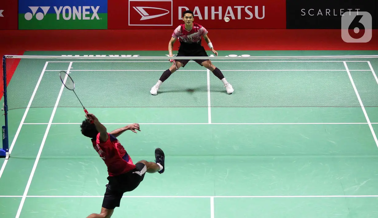 Pebulu tangkis tunggal putra Indonesia Jonatan Christie saat melawan rekan senegaranya Chico Aura Dwi Wardoyo dalam final Indonesia Masters 2023 di Istora Senayan, Jakarta, Minggu (29/1/2023). Jonatan Christie atau Jojo menjuarai Indonesia Masters 2023 usai menang atas Chico Aura Dwi Wardoyo dengan skor 21-15 dan 21-13. (Liputan6.com/Herman Zakharia)
