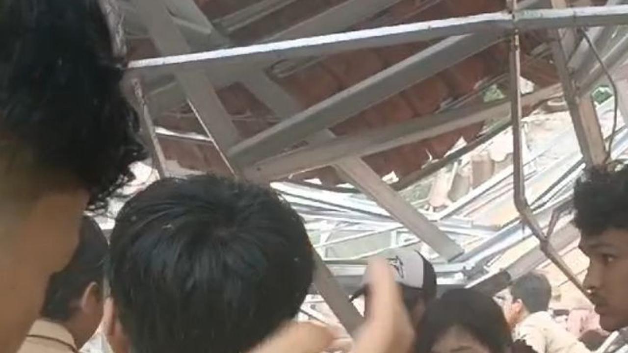 "Saat kejadian itu di dalam kelas ada 31 orang. Korban luka 7 orang, yang 4 orang dibawa ke RSUD Leuwiliang dam 3 lainnya dibawa ke tukang urut terdekat," jelas Adam.<br>