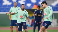 Pemain Brasil Richarlison (Kiri), Neymar (tengah), dan Roger Ibanez (kanan) mengambil bagian dalam sesi latihan menjelang Kualifikasi Piala Dunia 2026, di stadion Mangueirao di Belem, Rabu (6/9/2023). (Photo by CARL DE SOUZA / AFP)