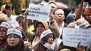 Pegawai honorer DKI Jakarta menggelar demo di Balai Kota, Jakarta, Rabu (26/9). Mereka menuntut Gubernur DKI Jakarta Anies Baswedan mengangkat mereka menjadi PNS. (Liputan6.com/Faizal Fanani)
