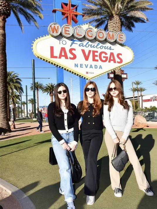 Laura Moane dan Nicole Moane memiliki gaya fashion yang begitu kompak. Kali ini, Keduanya tampak mengenakan knitwear dengan warna yang berbeda. Nicole memilih denim, sedangkan Laura bermain dengan rona senada untuk tampil penuh gaya. [Foto: Instagram/ Laura Moane]