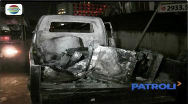 Mobil pick-up penjual tahu bulat hangus terbakar di kawasan Tanjung Duren, Jakarta Barat, saat sedang menggoreng dadakan.