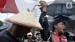 Tiga warga Mojokerto, Ahmad Yani (45), Sugiantoro (31), dan Heru Prasetiyo (24) bersama aktivis melakukan aksi di seberang Istana Negara, Jakarta, Kamis (6/2/2020). Mereka meminta pemerintah menghentikan aktivitas penambangan di Sungai Woro karena merusak lingkungan. (merdeka.com/Iqbal S Nugroho)