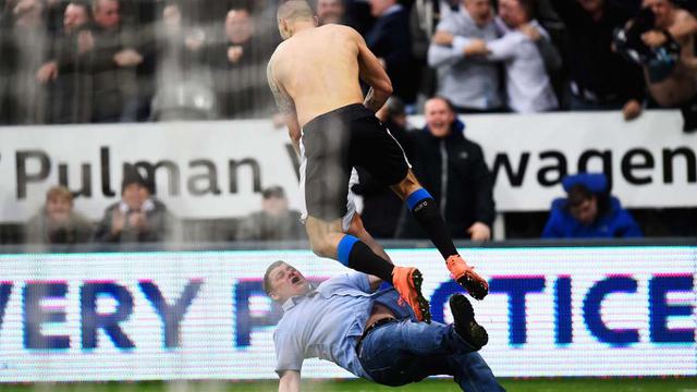 Seorang Fan Terjatuh Ketika Rayakan Gol Bersama Mitrovic