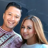 Pertemuan pertama Ferry Maryadi dan Deswita Maharani tidak ada kesan. Pertemuan itu terjadi saat mengisi sebuah acara televisi sekitar tahun 1999-an. (Adrian Putra/Bintang.com)