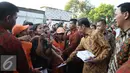 Presiden Jokowi ditemani Gubernur Ahok membagikan buku tulis, Jakarta, Kamis (3/9/2015). Presiden Jokowi bersama Gubernur Ahok mengadakan blusukan dan membagikan semabko pada warga di kawasan Cilincing. (Liputan6.com/Gempur M Surya)